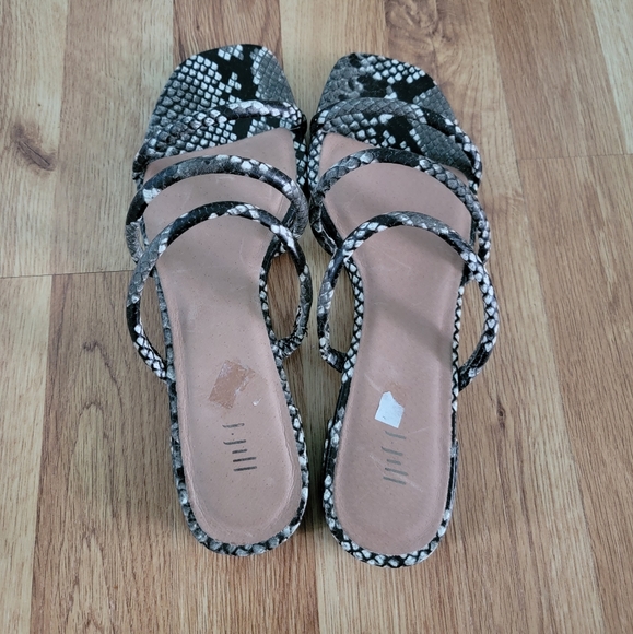‼️SOLD‼️Snake Print sandals - Picture 3 of 5
